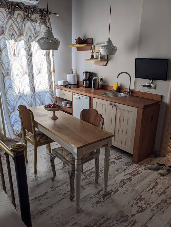 Voyages-Deci-Dela-superbe-Hotel-cosy-à-Galaxidie-Ganimede-vous-pouvez-meme-manger-pepouz-dans-votre-chambre-sur-cette-magnifique-table-en-bois