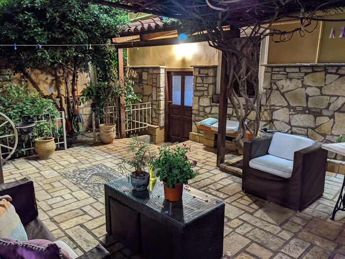 Voyages-Deci-Dela---superbe-Hotel-cosy-à-Galaxidie-vue-de-nuit-