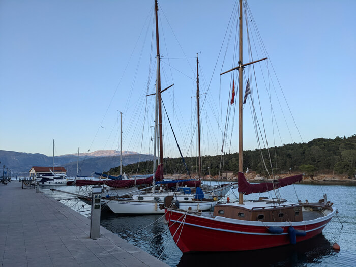 Voyages-Deci-Dela-sur-le-port-de-Galaxidie-tombée-de-la-nuit-bateau-ammarés