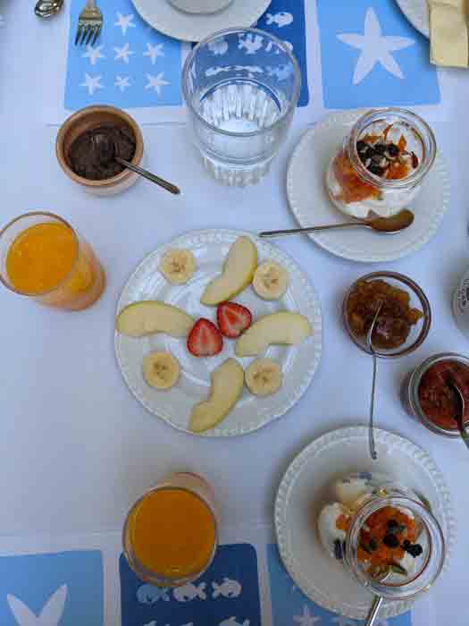 Vue-Aerienne-du-Petit-Déjeuner-à-l'hotel-Ganimede-à-Galaxidie-en-grece