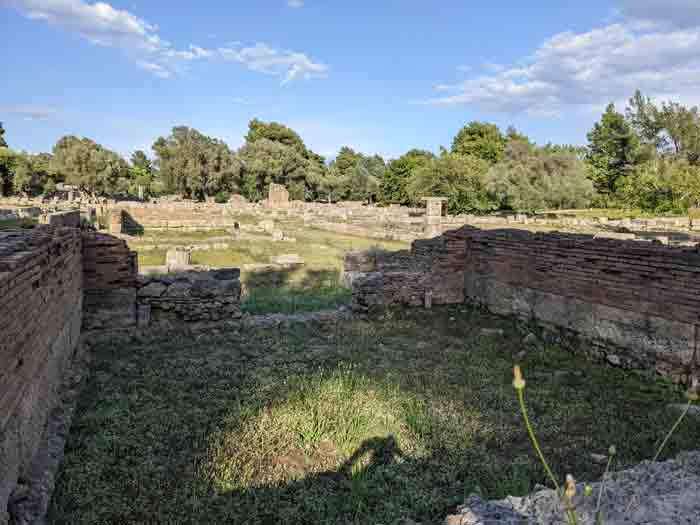 Voyage-Deci-Dela-Leonidaion-espace-de-logement-pour-les-athletes-8-à-Olympie