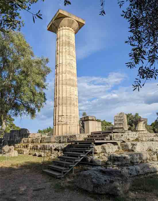 Voyage-Deci-Dela-Reconstruction-de-la-colonne-et-de-l'opisthodomos-du-temple-de-zeus-3-Olympie-en-Grece