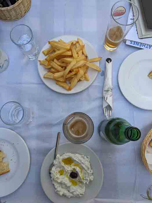 Voyage-Deci-Dela-Vrai-Tzatziki-testé-dans-un-restaurant-a-coté-du-Port-de-Naupacte-2-Grece