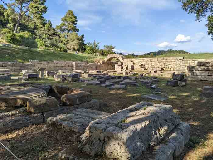 Voyage-Deci-Dela-entrée-du-stade-antique--Olympie-en-Grece