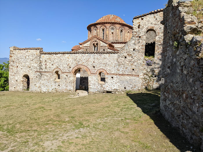 Voyages-Deci-Dela-Batiment-a-proximité-du-Refectoire-du-monastere-brontochion-à-Mystra-en-Grece