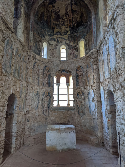 Voyages-Deci-Dela-Interieur-de-l'eglise-palace-de-Mystra-2-en-Grece