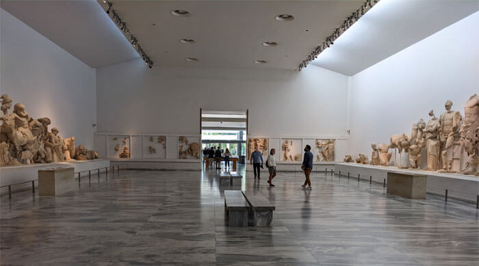 Voyages-Deci-Dela-Intérieur-du-musée-d'Olympie-ou-deux-frontons-se-font-face-Grece
