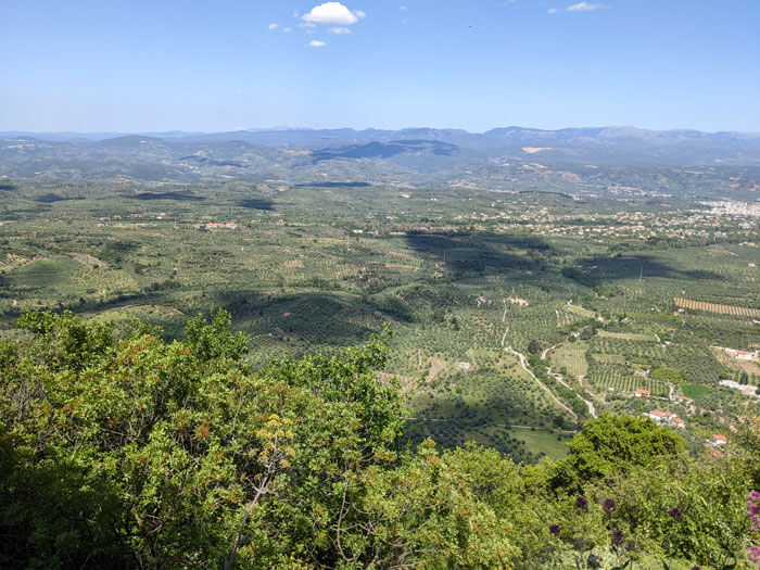 Voyages-Deci-Dela-Panorama-depuis-le-long-chemin-qui-mene-au-chateau-de-Mystra-en-Grece