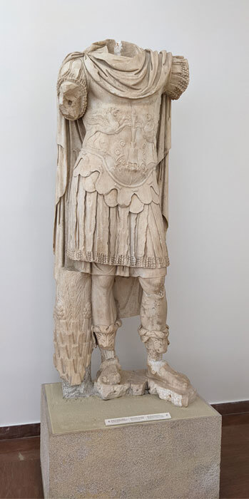 Voyages-Deci-Dela-Statue-de-l'empereur-Marc-Auréle-Olympie-antique-Grece