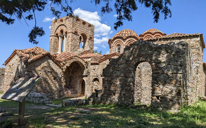 Voyages-Deci-Dela-Vue-Exterieur-de-l'eglise-palace-de-Mystra--en-Grece