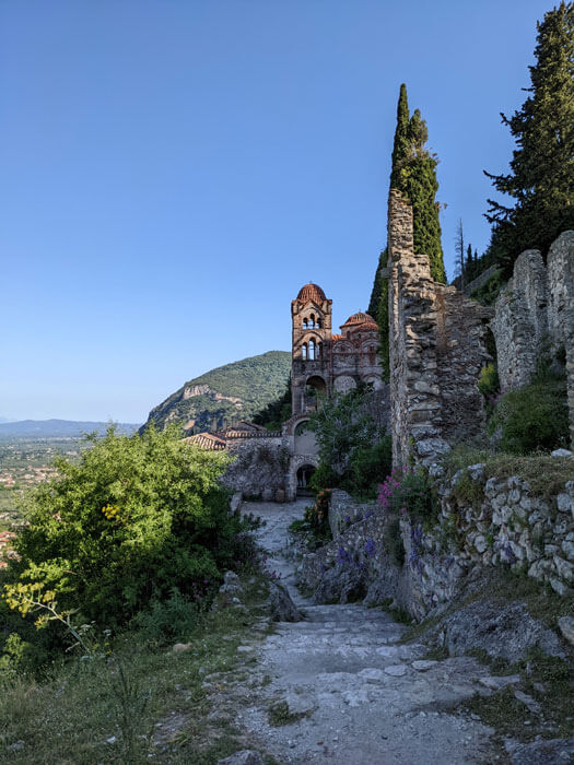 Voyages-Deci-Dela-Vue-exterieur-du-monastere-de-Pantanassa-de-la-ville-de-Mystra-en-Grece