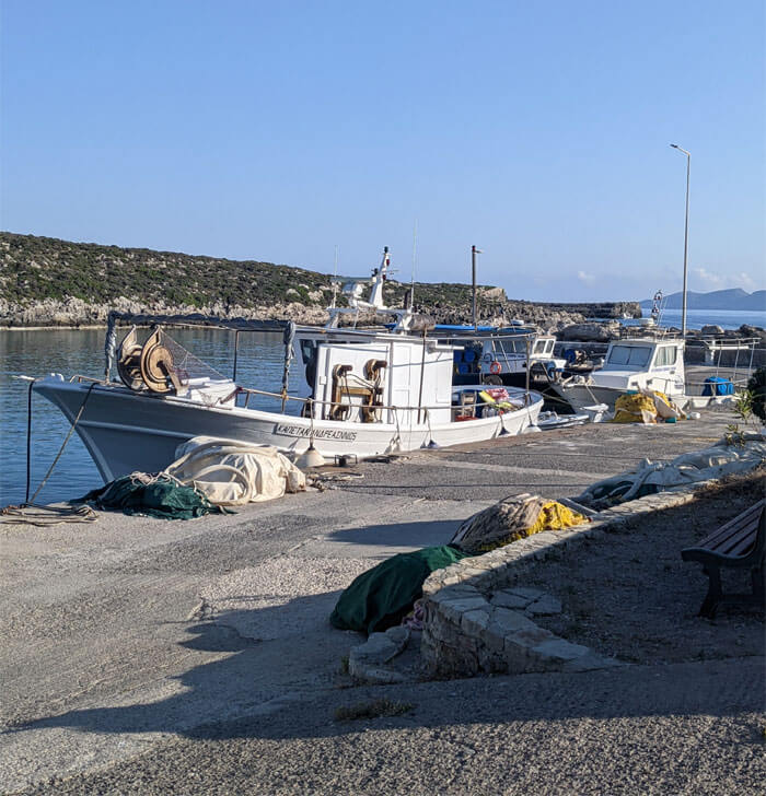 Voyages-Deci-Dela-Vue-du-port-de-peche-d'Alvemonas-Cythere-kithira