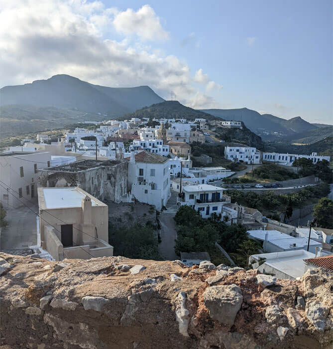 Voyages-Deci-Dela-Vue-sur-la-ville-de-Chora-2-depuis-le-chateau-vénitien-sur-l'Ile-de-Cythere-kithira