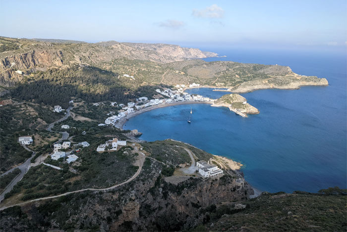 Voyages-Deci-Dela-Vue-sur-le-port-de-Kapasali-depuis-le-chateau-vénitien-de-Chora-sur-l'Ile-de-Cythere-kithira