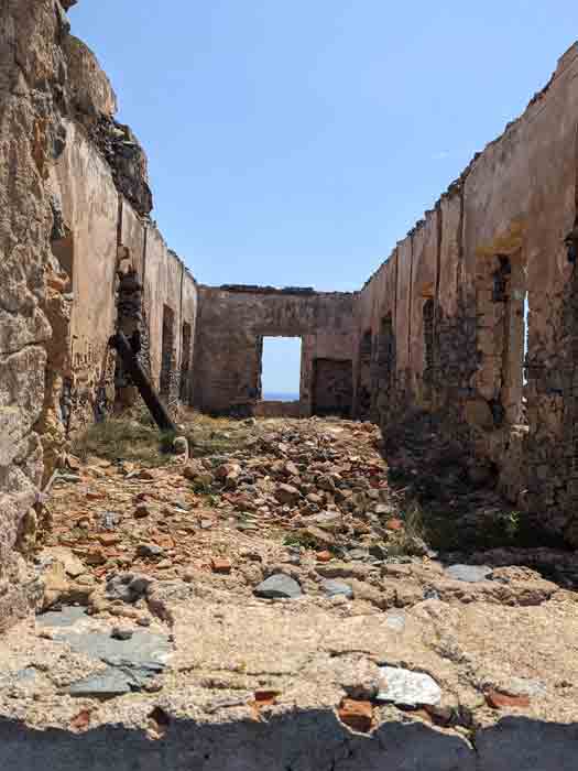 Voyages-Deci-Dela-ancien-batiment-d'ou-on-hissait-le-drapeau-pour-la-navigation-2-à-proximité-du-phare-Moudari-l'Ile-de-Cythere-kithira