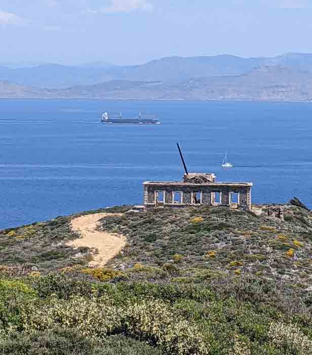 Voyages-Deci-Dela-ancien-batiment-d'ou-on-hissait-le-drapeau-pour-la-navigation-3-à-proximité-du-phare-Moudari-l'Ile-de-Cythere-kithira