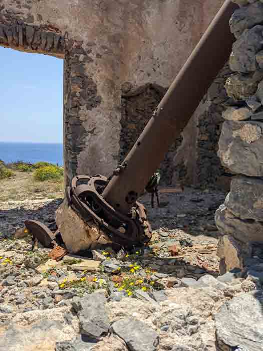 Voyages-Deci-Dela--ancien-batiment-d'ou-on-hissait-le-drapeau-pour-la-navigation---à-proximité-du-phare-Moudari-l'Ile-de-Cythere-kithira