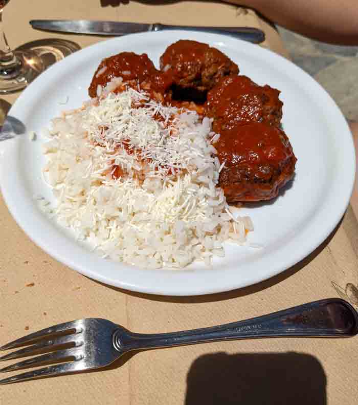 Voyages-Deci-Dela-boulette-de-viande-Riz-sauce-tomate--restaurant-Panaretos-village-de-potamos-Cythère-kythira-Grece