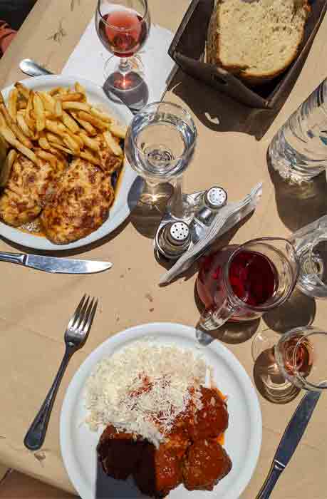 Voyages-Deci-Dela-moussaka-et-boulette-de-viande-au--restaurant-Panaretos-village-de-potamos-Cythère-kythira-Grece