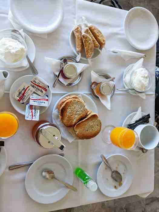 Voyages-Deci-Dela-petit-dejeuner-hotel-Aivali-2-Néapoli