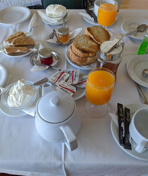 Voyages-Deci-Dela-petit-dejeuner-hotel-Aivali-Néapoli