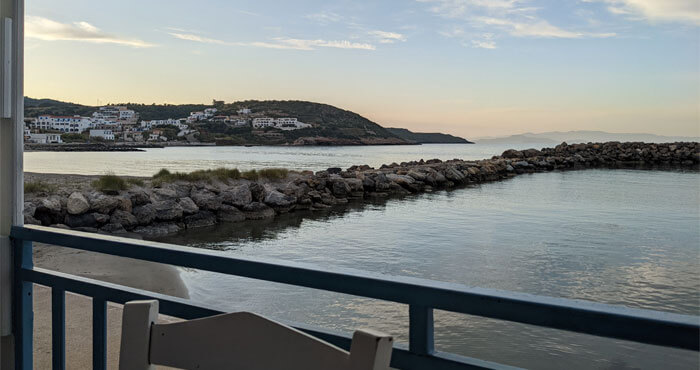 Voyages-Deci-Dela-restaurant-Almira-avec-vue-sur-le-petit-port-Cythère-kythira-Grece