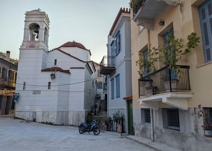 Voyages-Deci-Dela-Balade-à-la-tombée-de-la-nuit-2-dans-les-ruelles-de-Nauplie-Grece