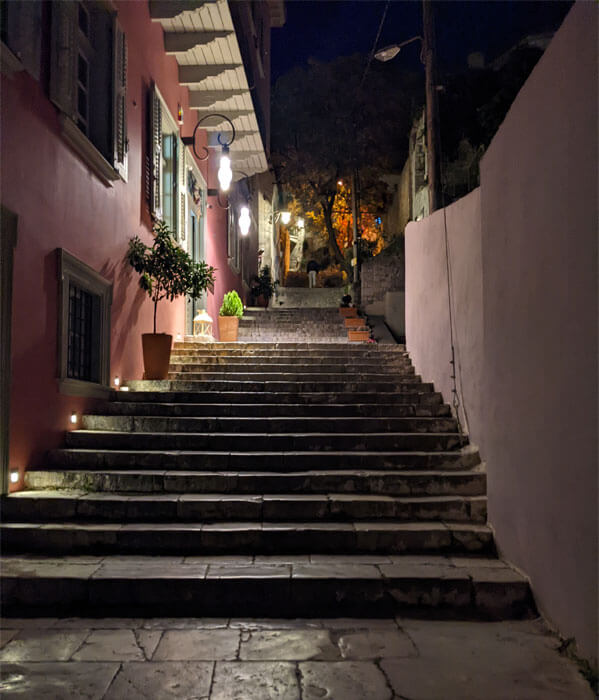 Voyages-Deci-Dela-Balade-nocturne-dans-les-ruelles-de-Nauplie-Grece