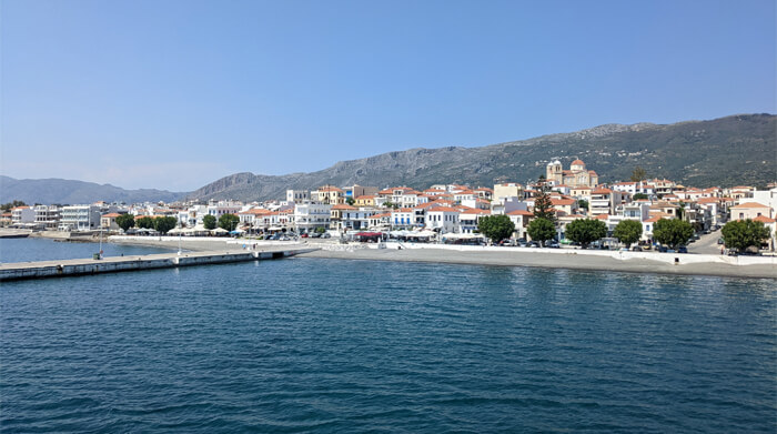 Voyages-Deci-Dela-Retour-sur-le-quai-du-port-de-Néapoli-a-bord-du-ferry-en-Grece