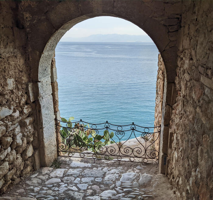 Voyages-Deci-Dela-vue-sur-la-mer-depuis-une-porte-de-la-citadelle-d'Acronauplie-à-Nauplie-en-Grece