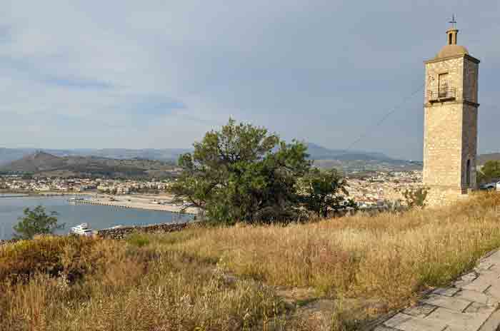 Voyages-Deci-Dela-vue-sur-la-ville-de-Nauplie-depuis-les-hauteurs-de-la-citadelle-d'Acronauplie-en-Grece