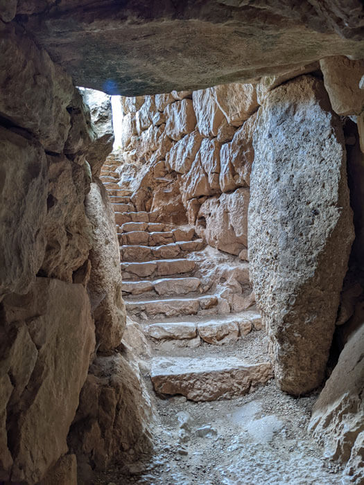 Voyages-Deci-Dela-Chemin-étroit-pour-sortir-de-la-citerne-sous-terraine-Mycenes-en-Grece