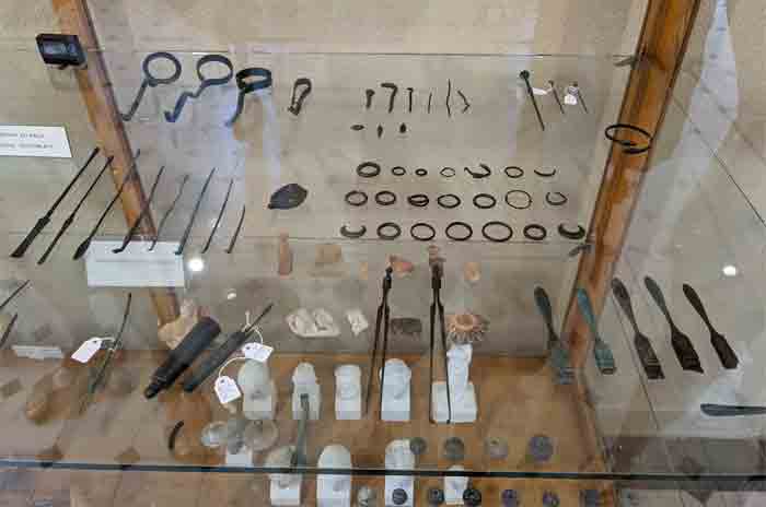 Voyages-Deci-Dela-Instruments-medicaux-antique-site-archéologique-d'Epidaure-Grece