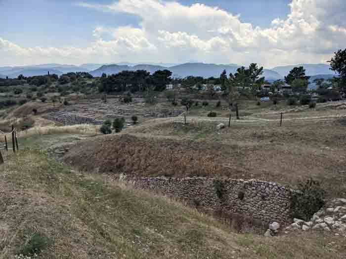 Voyages-Deci-Dela-Panorama-des-batiments-en-contrebas-de--Mycenes-en-Grece