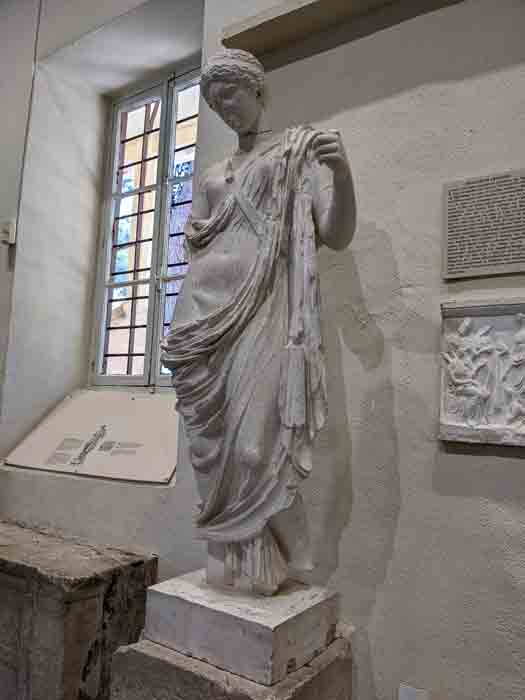 Voyages-Deci-Dela-Statue-d'Aphrodite-Epidaure-Grece