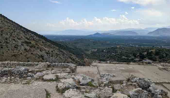 Voyages-Deci-Dela-Vue-étendue-depuis-les-hauteurs-de-Mycenes-en-Grece