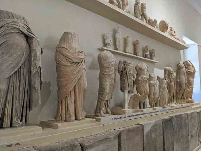 Voyages-Deci-Dela-bases-honorifiques-et-votives-et-autel-du-sanctuaire-d'asklepios-Epidaure-Grece