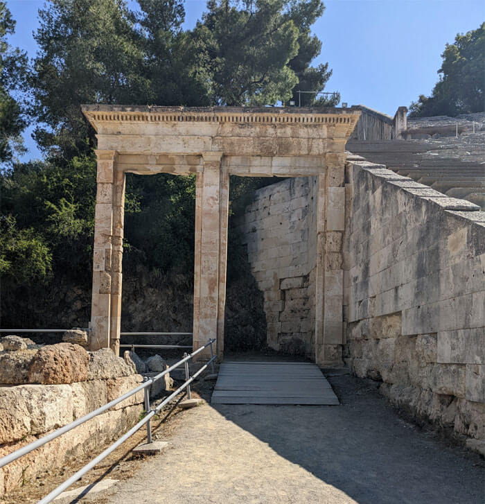 Voyages-Deci-Dela-grande-porte-a-proximité-du-Theatre-Antique-d'Epidaure-en-Grece
