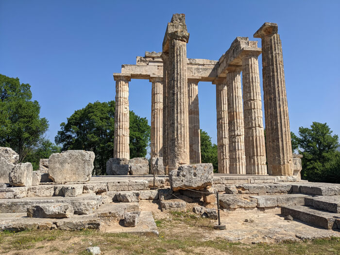 Grèce - Carnet de route dans la région du péloponnèse en 15 jours Voyages-Deci-Dela-temple-de-Zeus-Nemee-en-Grece