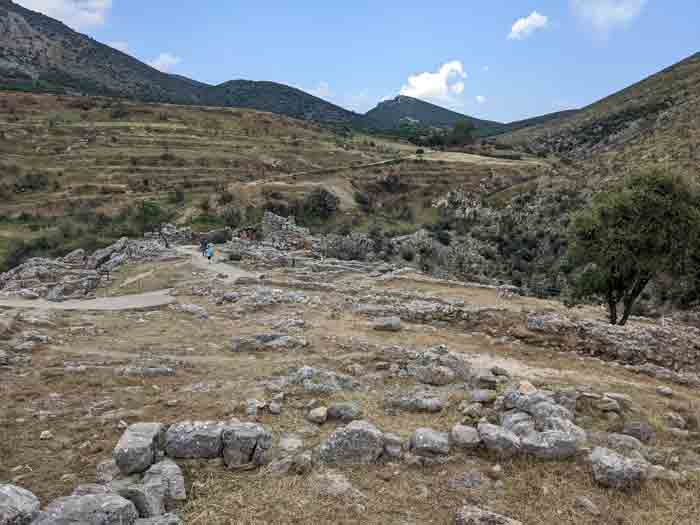 Voyages-Deci-Dela-vue-sur-la-partie-arriere-de-Mycenes-en-Grece