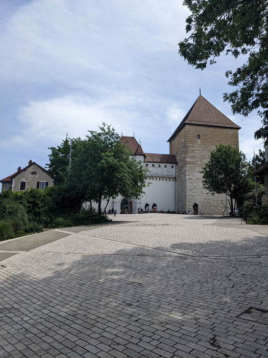 26-Voyages-Deci-Dela-devant-le-chateau-Annecy