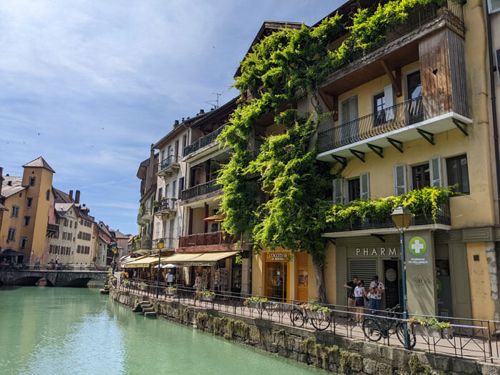 28-Voyages-Deci-Dela-a-proximité-de-la-riviere-du-Thiou-a-Annecy