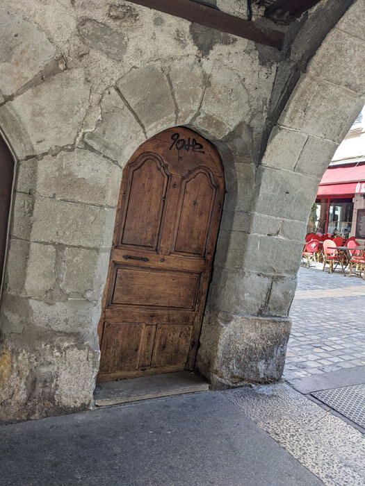 32-Voyages-Deci-Dela-petite-porte-penchée-dans-les-ruelles-d-Annecy-3