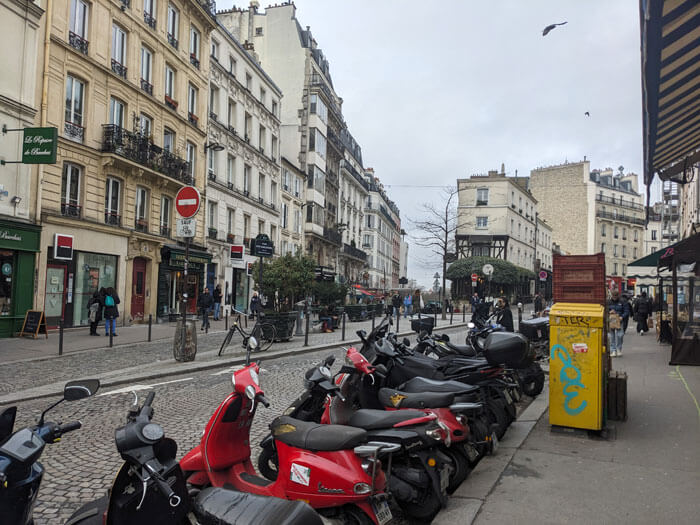 Voyages-Deci-Dela-Petite-rue-a-gravir-avant-d'atteindre-Montmatre-Paris-4