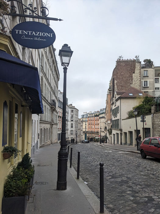 Voyages-Deci-Dela-Petite-rue-a-gravir-avant-d'atteindre-Montmatre-Paris