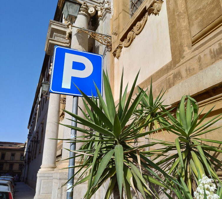 ZTL (zone à trafic limité) et panneaux de stationnement en Sicile et en Italie