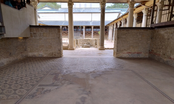 01-Voyages-Deci-Dela-quadrangular-vestibule