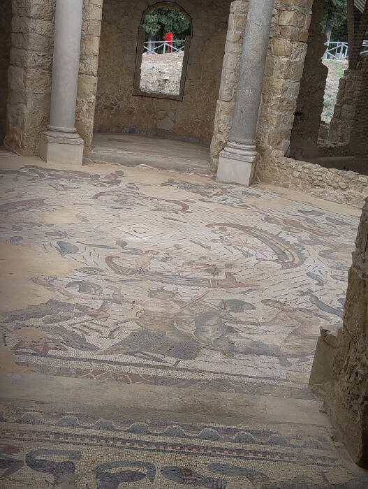 01-Voyages-deci-dela-villa-romaine-du-casale-frigidarium-