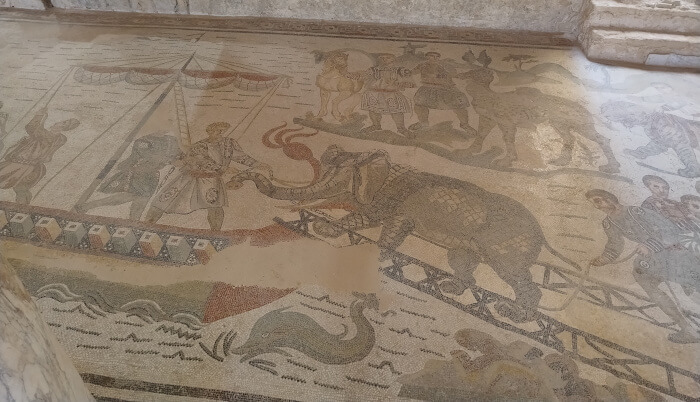 02-Voyages-deci-Dela-Villa-romaine-du-casale-ambulatoire-de-la-grande-chasse