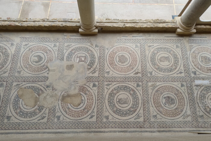03-Voyages-Deci-Dela-quadrangular-vestibule